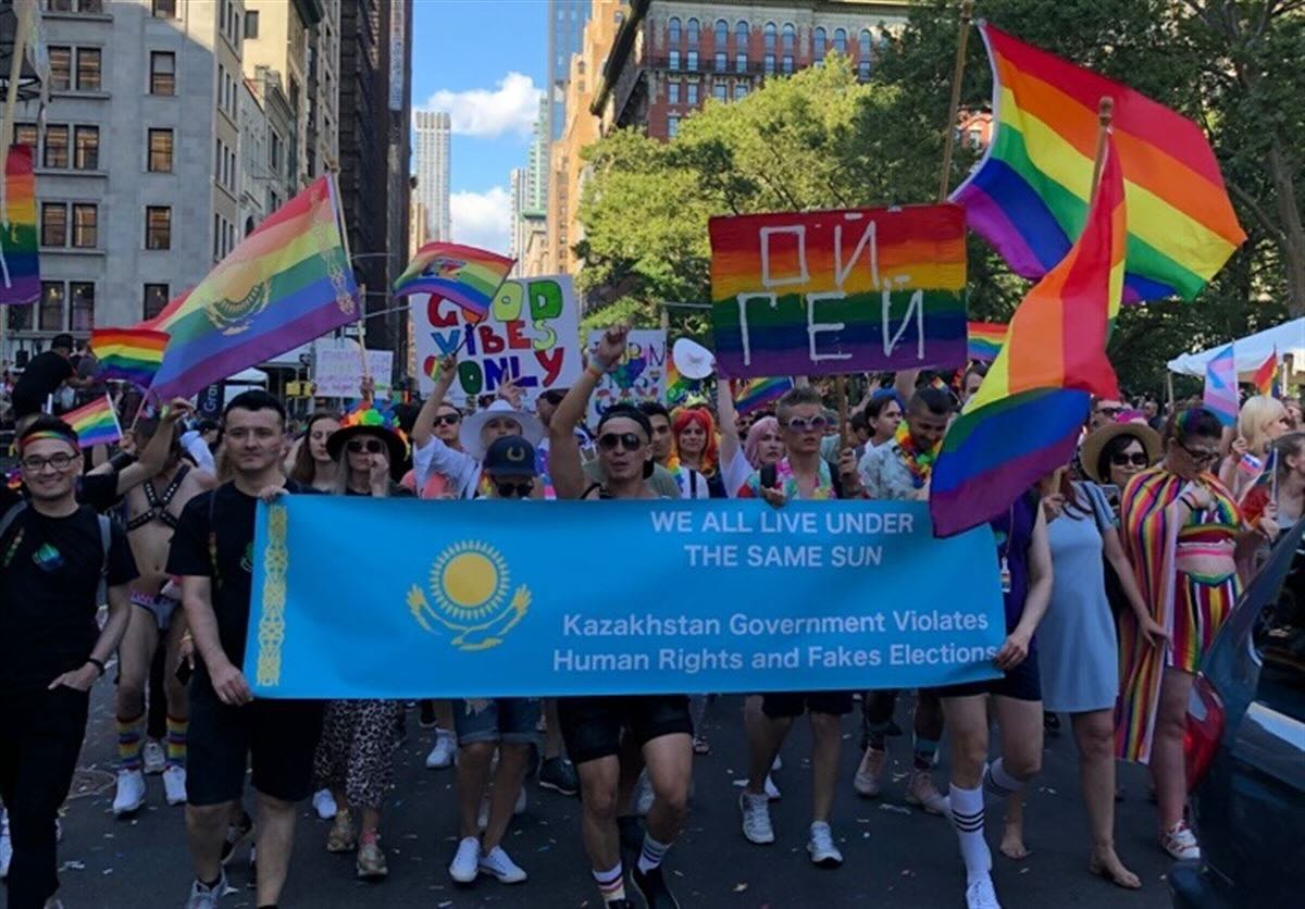 Президент Казахстана подписал закон о запрете «пропаганды ЛГБТ». Давление на квир-сообщество усилилось