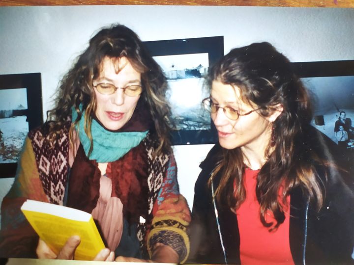 2003 год, в руках у Биркин — только что вышедшая книга «11 вопросов о Чечне». Рядом — Од Мерлен из Чеченского комитета, одна из авторов книги.