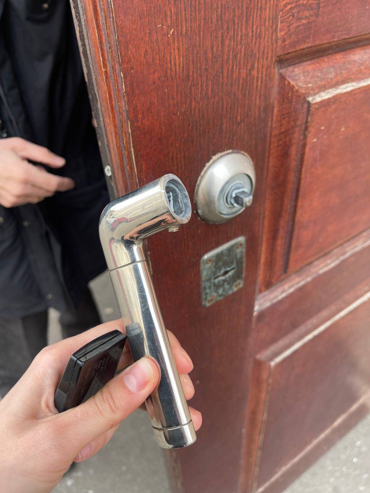 Ручку от двери «откусили» инструментами.