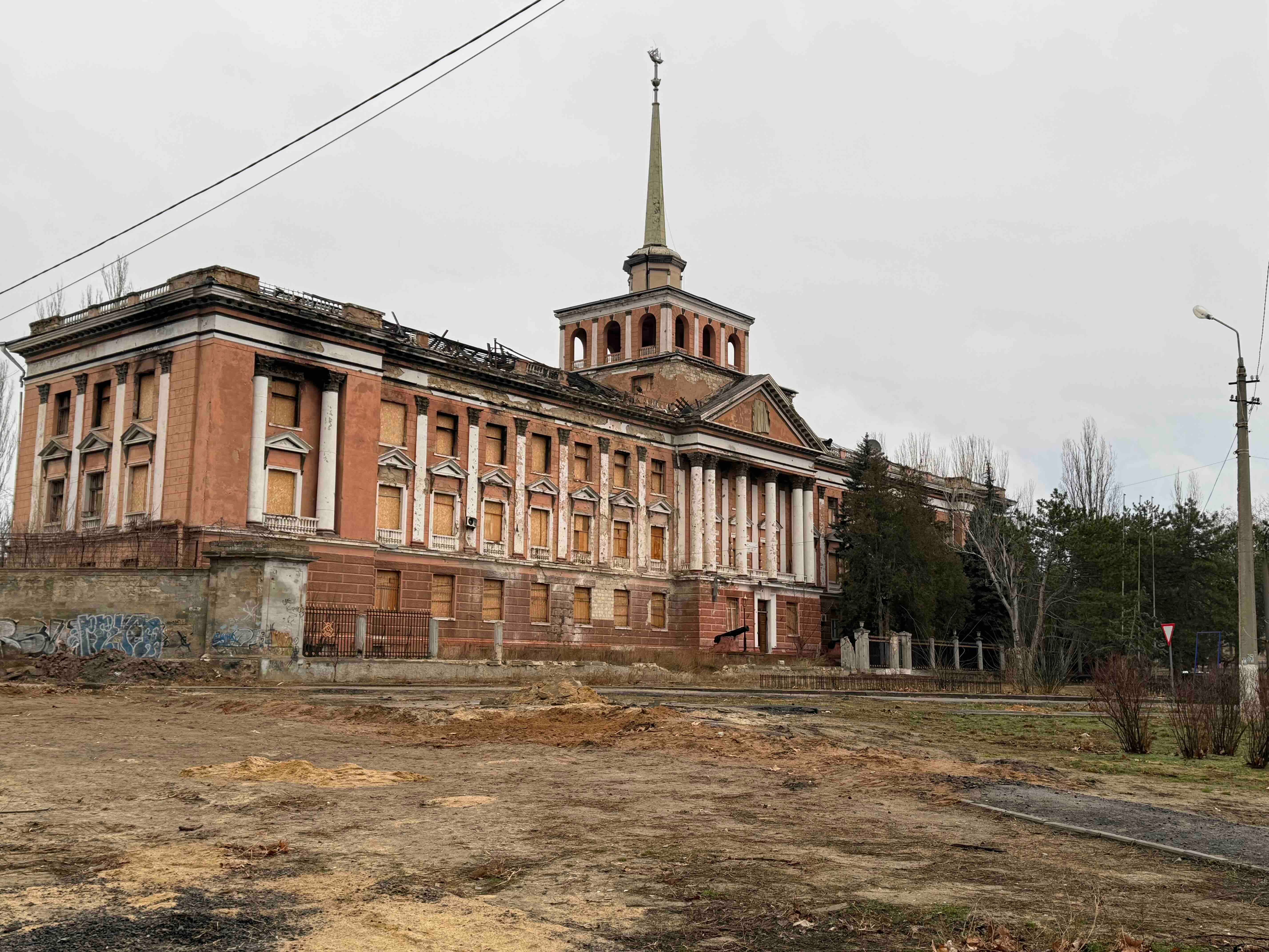 Здание Адмиралтейства, поврежденное в результате ракетного удара. Фото: ЦЗПЧ «Мемориал»