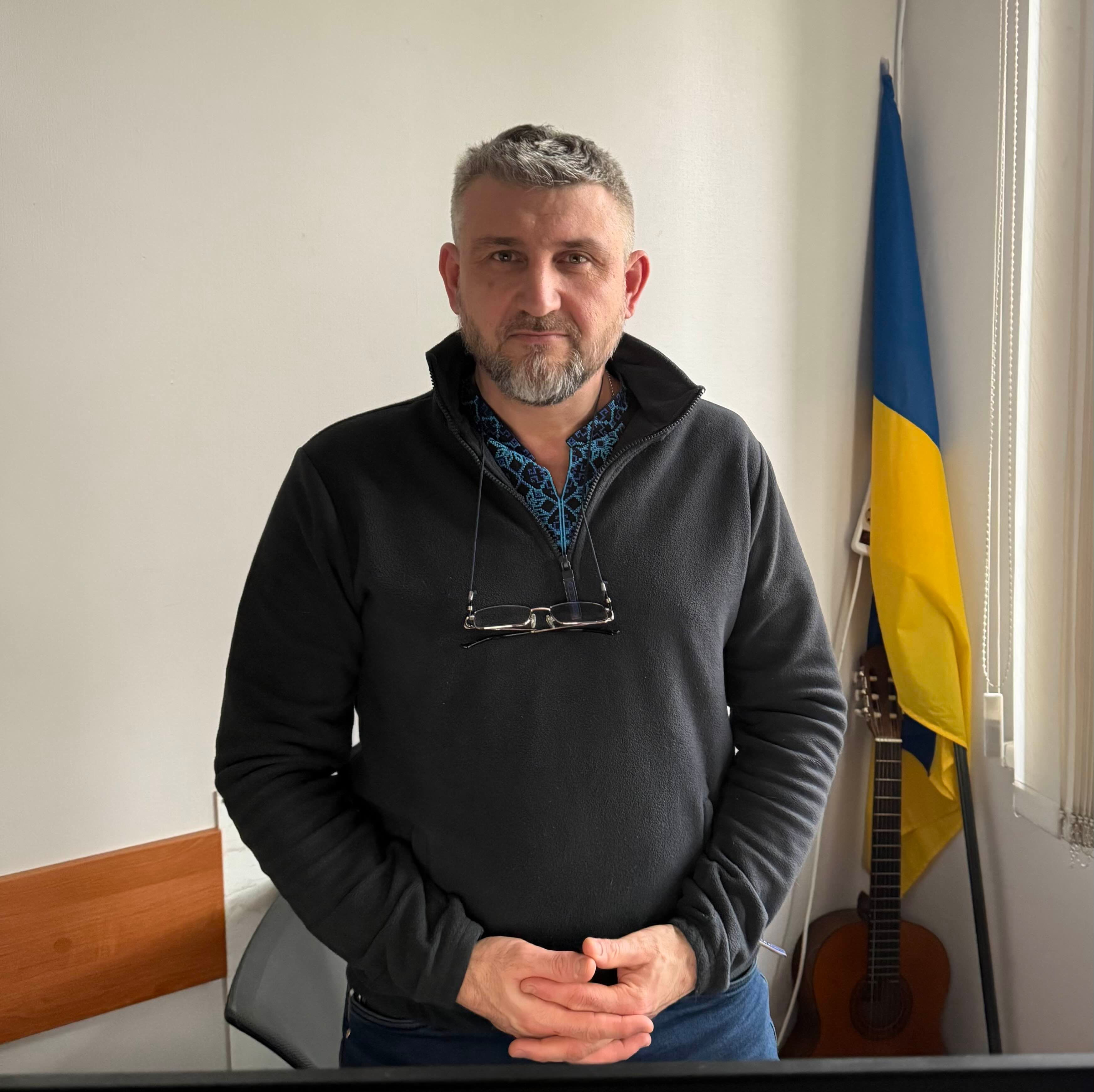 Дмитрий Гапченко в своем кабинете в городском совете города Буча, 27 января 2025 года