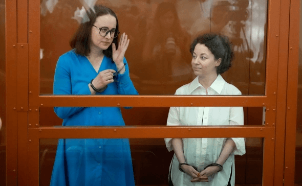 Светлана Петрийчук и Евгения Беркович. Фото: Александр Земляниченко / AP / ТАСС