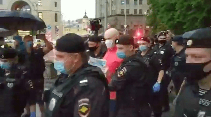 Задержание Артема Беседина (скриншот видео из Telegram-канала Avtozak LIVE)