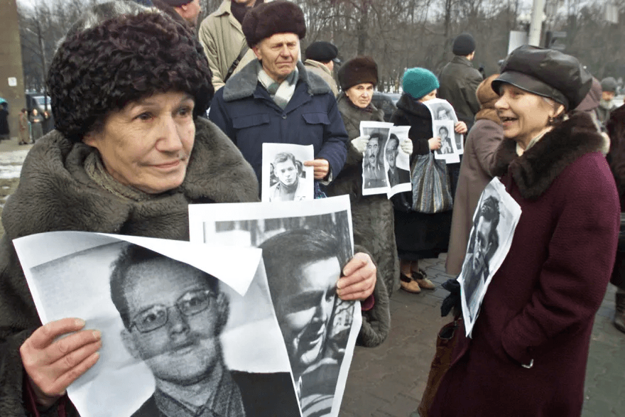 Участники акции протеста в Минске в январе 2003 году держат в руках портреты исчезнувших оппозиционеров. (фото: Keystone / Sergei Grits)