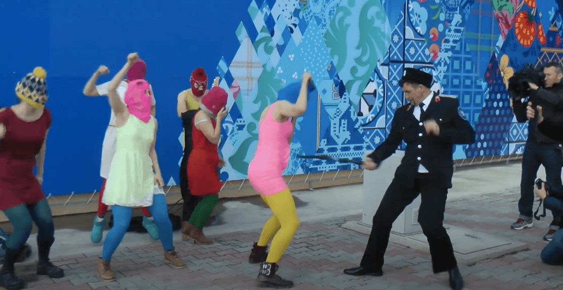 Один из казаков нападает с хлыстом на активисток (фото: фрагмент из фильма Pussy Versus Putin)