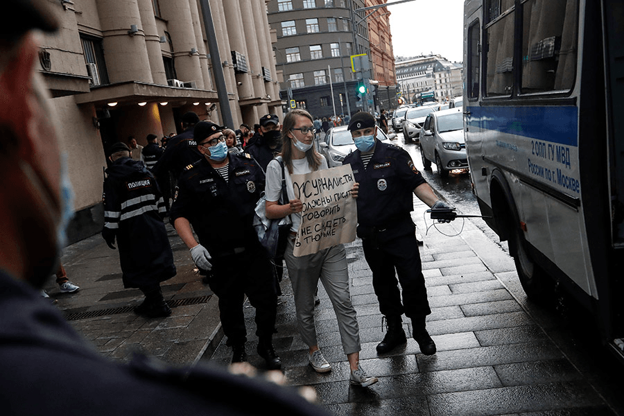 Задержание Анастасии Платоновой (фото: Владислав Шатило / РБК)