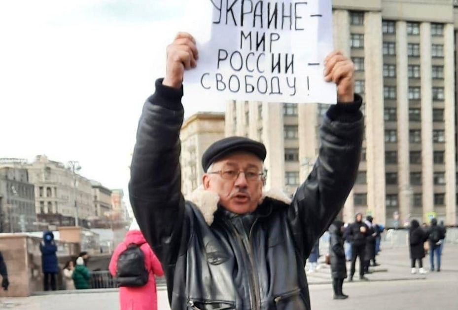 Правозащитнику Олегу Орлову оставили в силе штраф за плакат «Украине — мир, России — свободу»