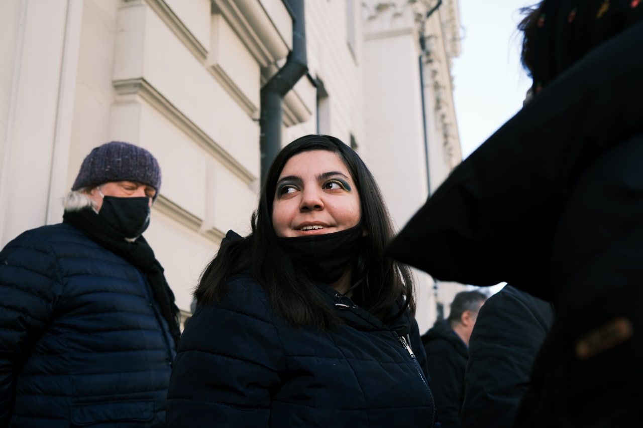 Тамилла Иманова у суда. Фото: Алиса Милчин