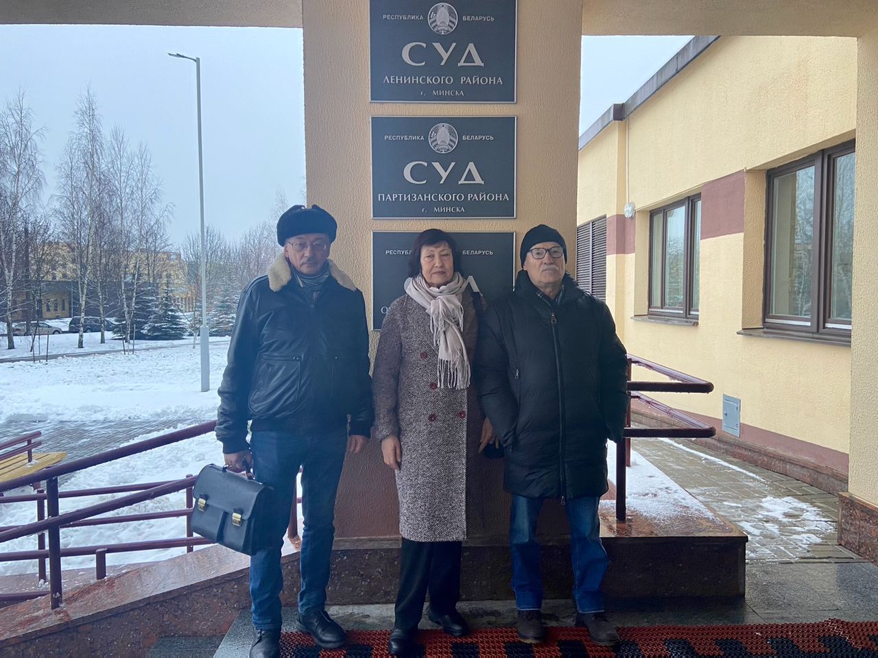 Олег Орлов с родителями Валентина Стефановича перед заседанием 5 января 2023 года