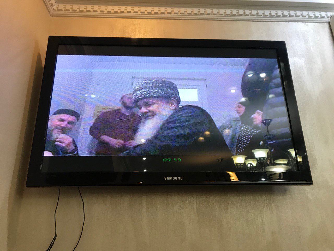 Экран связи с осуждёнными. Они смеются и шутят. На первом плане Ахмед Барахоев.