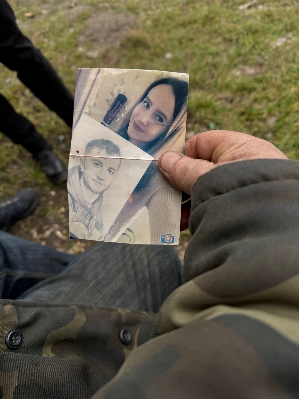 Анатолий Куличенко показывает фотографию убитого сына Евгения и его невесты.  Фото: ЦЗПЧ «Мемориал»